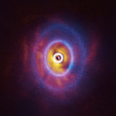 アルマ望遠鏡とVLTで観測したオリオン座GW星のまわりの原始惑星系円盤